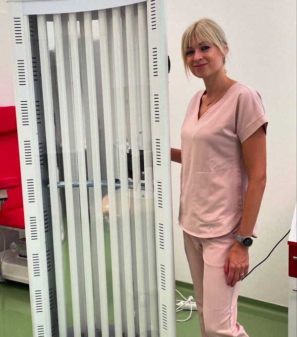 MUDr. Natália Lobotková pri celotelovej UVB 311 nm kabíne v ambulancii Dermanat Trenčín